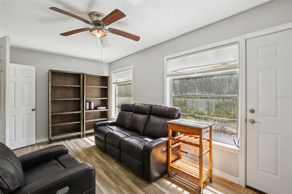 На продажу: $170,000 (2 спален, 2 ванн, 1100 Квадратных фут)