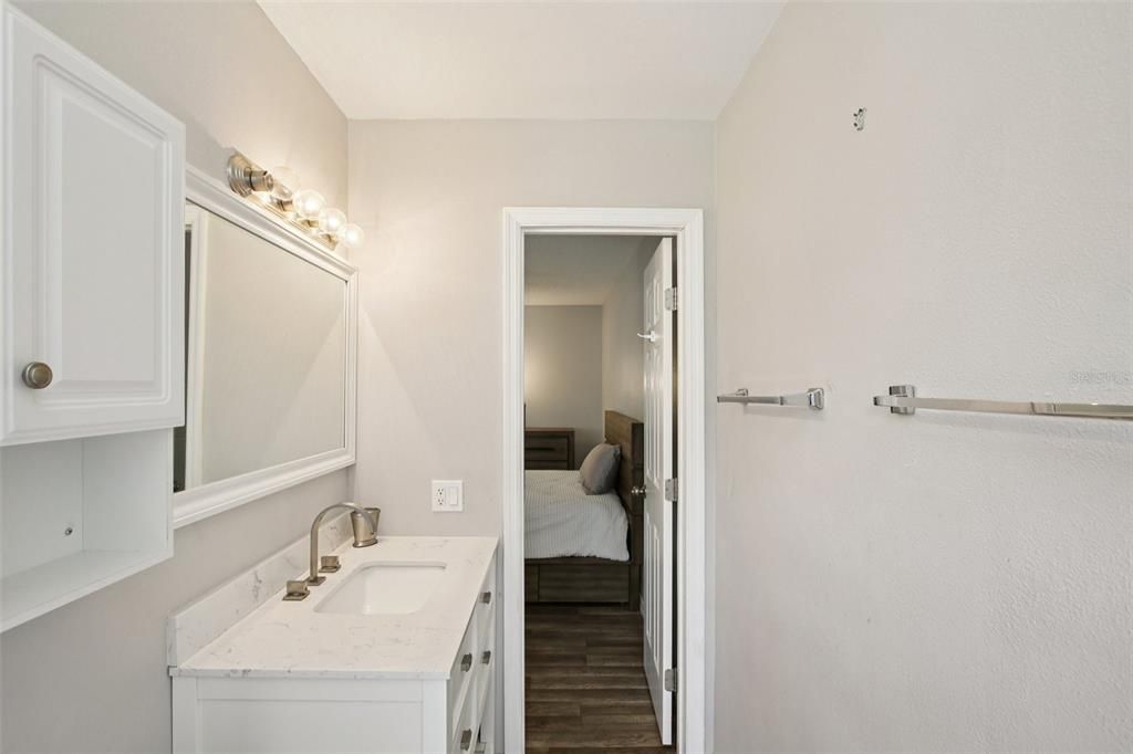 На продажу: $170,000 (2 спален, 2 ванн, 1100 Квадратных фут)