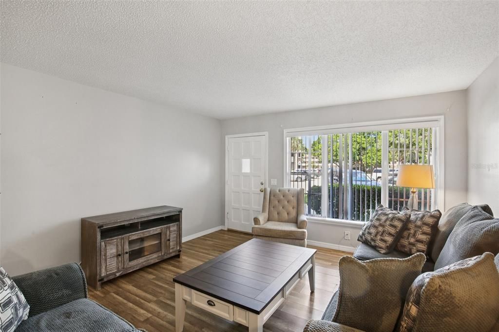 На продажу: $170,000 (2 спален, 2 ванн, 1100 Квадратных фут)