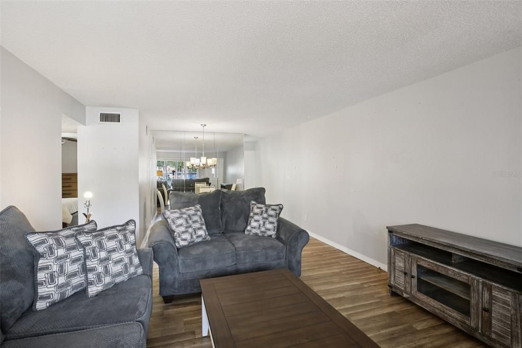 На продажу: $170,000 (2 спален, 2 ванн, 1100 Квадратных фут)