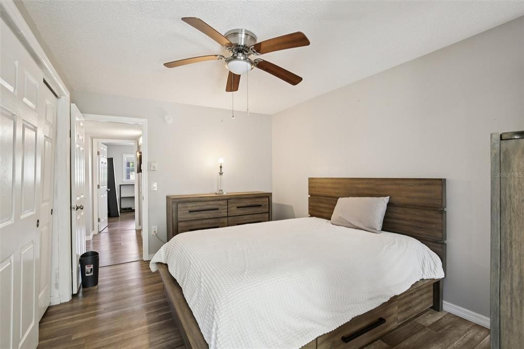 На продажу: $170,000 (2 спален, 2 ванн, 1100 Квадратных фут)