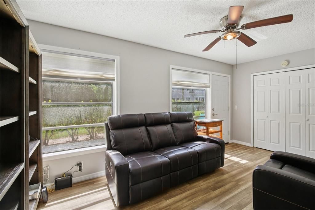 На продажу: $170,000 (2 спален, 2 ванн, 1100 Квадратных фут)