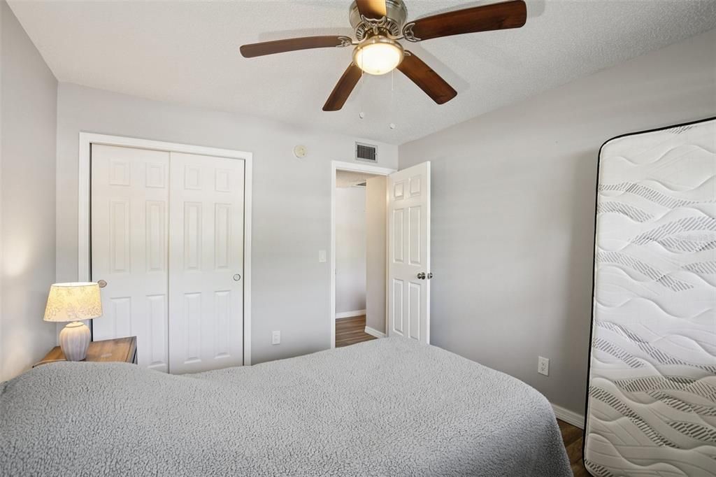 На продажу: $170,000 (2 спален, 2 ванн, 1100 Квадратных фут)