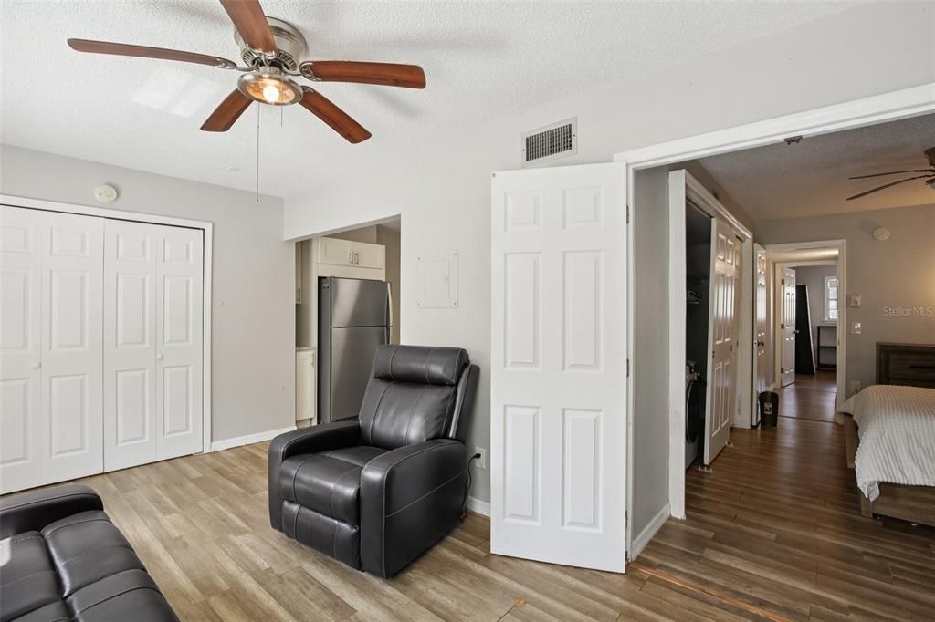 На продажу: $170,000 (2 спален, 2 ванн, 1100 Квадратных фут)