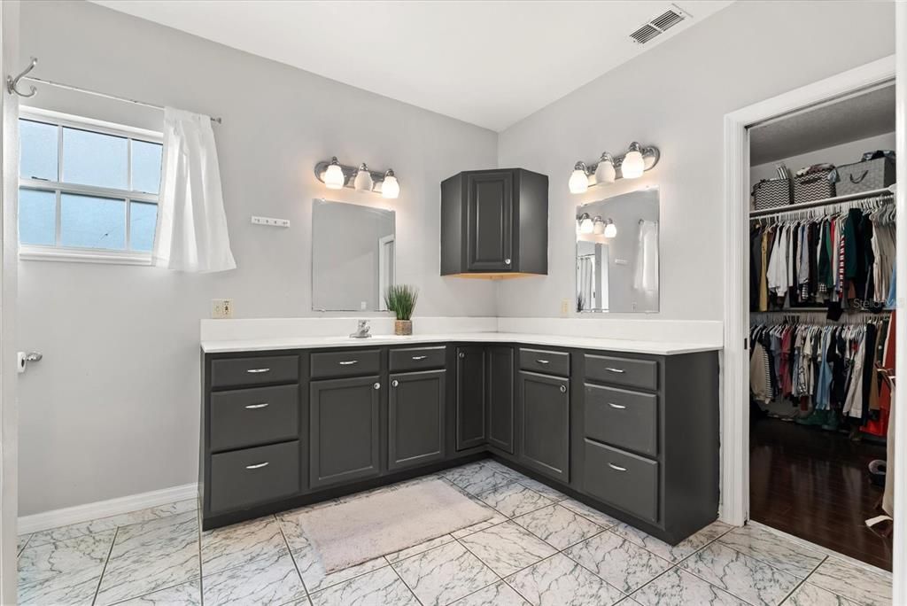 For Sale: $699,900 (3 beds, 3 baths, 2000 Square Feet)