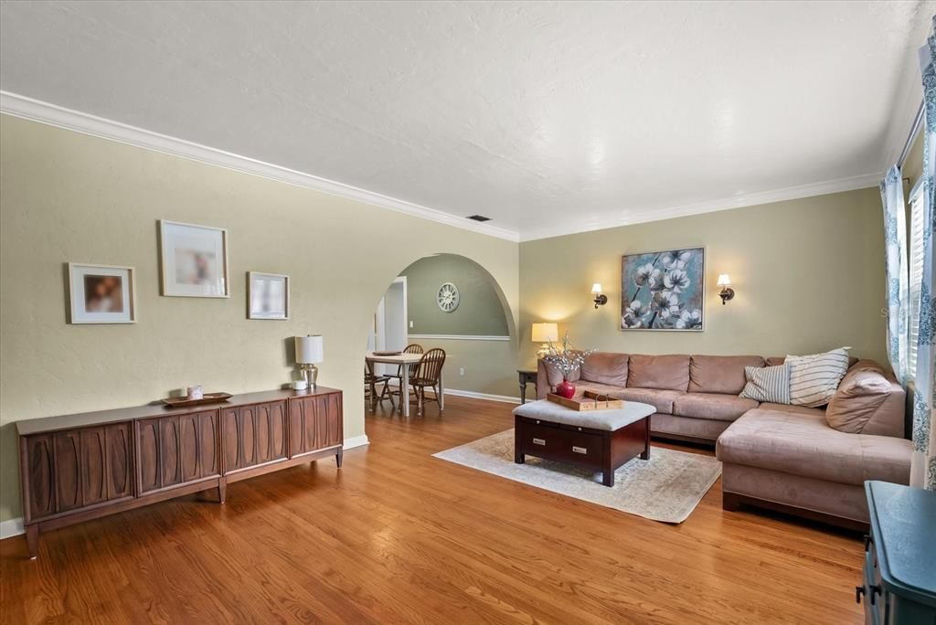 For Sale: $699,900 (3 beds, 3 baths, 2000 Square Feet)