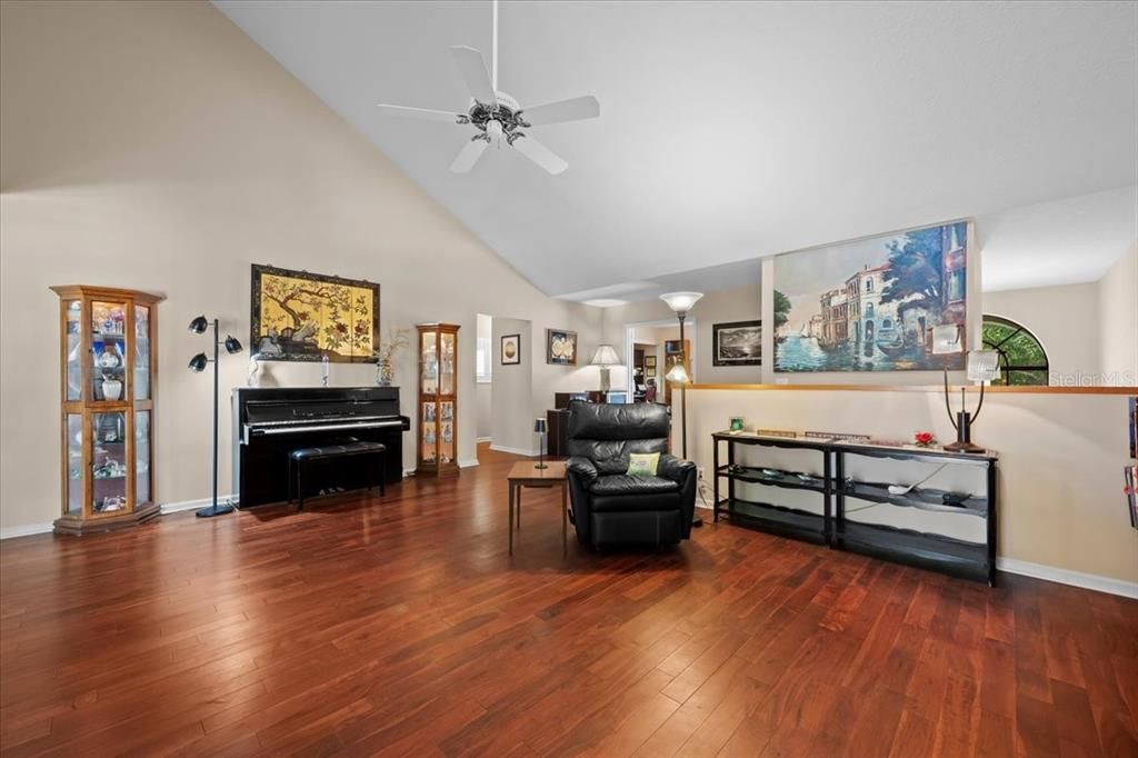 合同活跃: $589,000 (3 贝兹, 2 浴室, 1839 平方英尺)