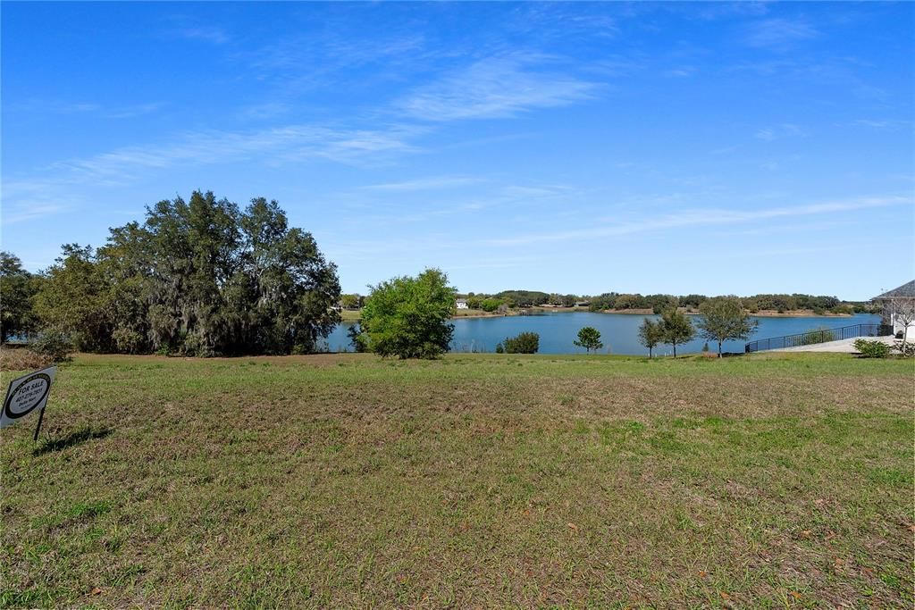 На продажу: $225,900 (1.07 acres)