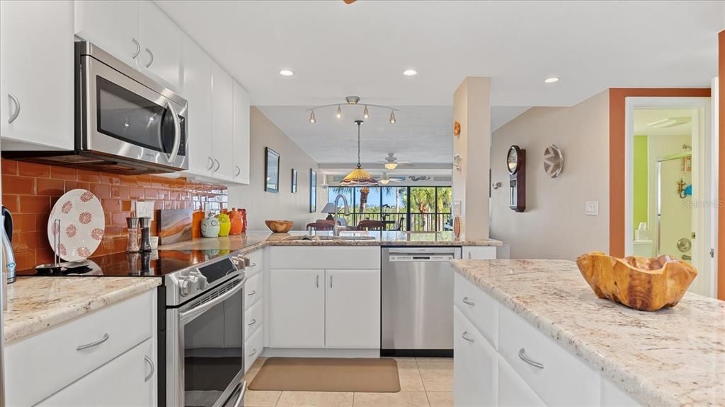 На продажу: $310,000 (2 спален, 2 ванн, 1070 Квадратных фут)