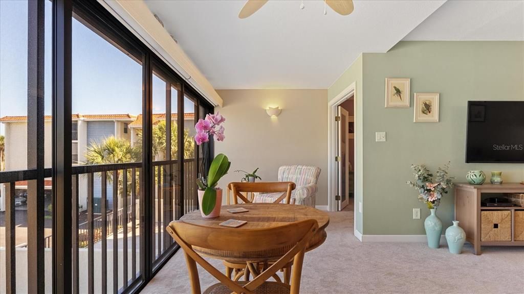 На продажу: $310,000 (2 спален, 2 ванн, 1070 Квадратных фут)