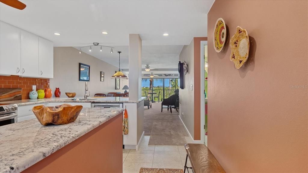 На продажу: $310,000 (2 спален, 2 ванн, 1070 Квадратных фут)