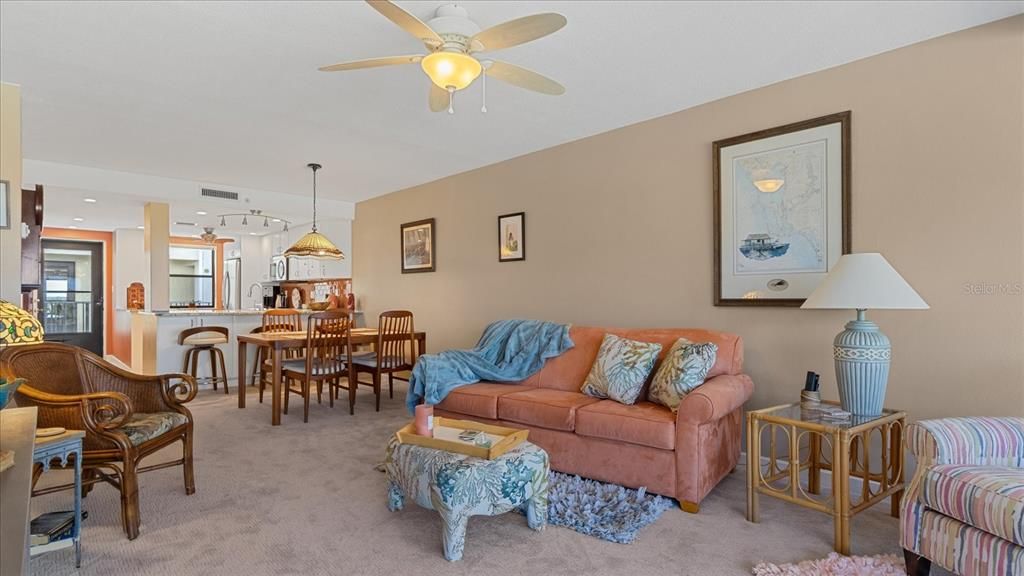 На продажу: $310,000 (2 спален, 2 ванн, 1070 Квадратных фут)