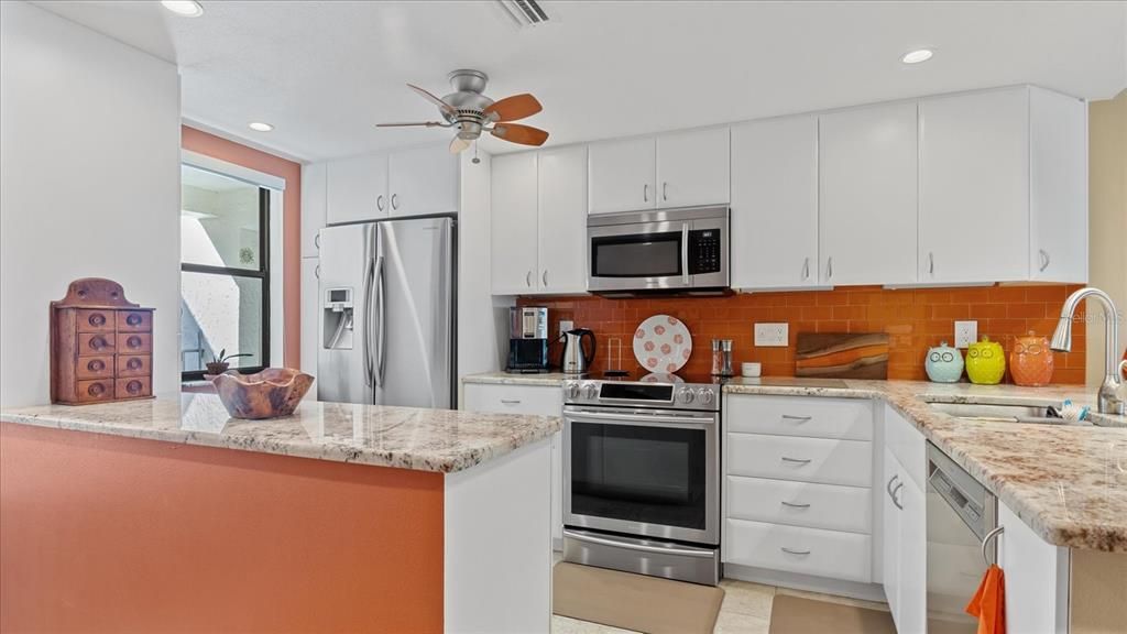 На продажу: $310,000 (2 спален, 2 ванн, 1070 Квадратных фут)