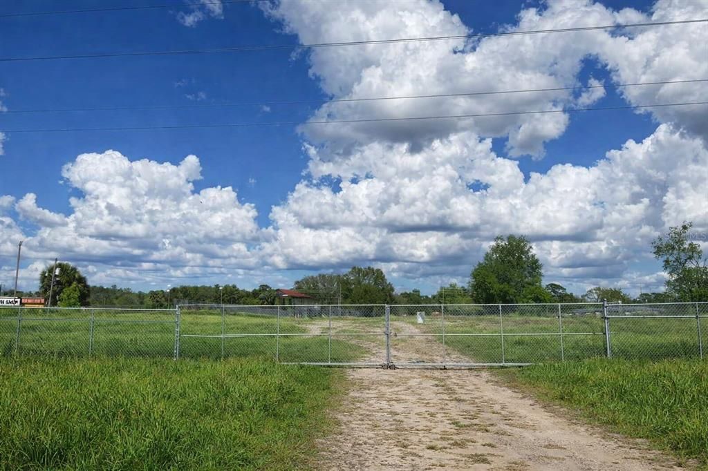 待售: $430,000 (1.50 acres)