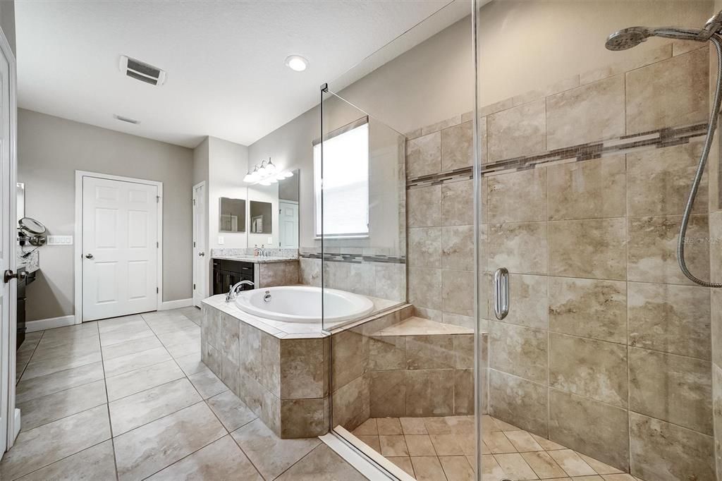 Activo con contrato: $869,900 (5 camas, 4 baños, 4181 Pies cuadrados)