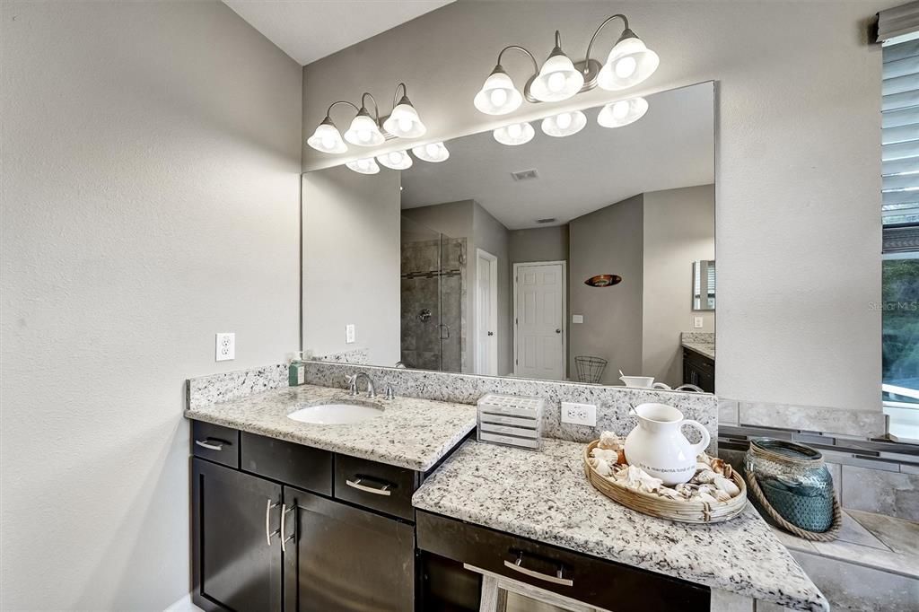 Activo con contrato: $869,900 (5 camas, 4 baños, 4181 Pies cuadrados)