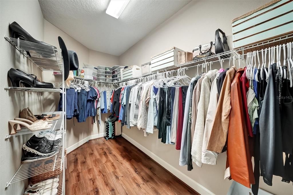 Activo con contrato: $869,900 (5 camas, 4 baños, 4181 Pies cuadrados)