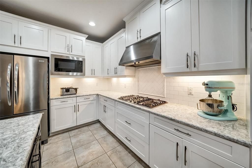 Activo con contrato: $869,900 (5 camas, 4 baños, 4181 Pies cuadrados)