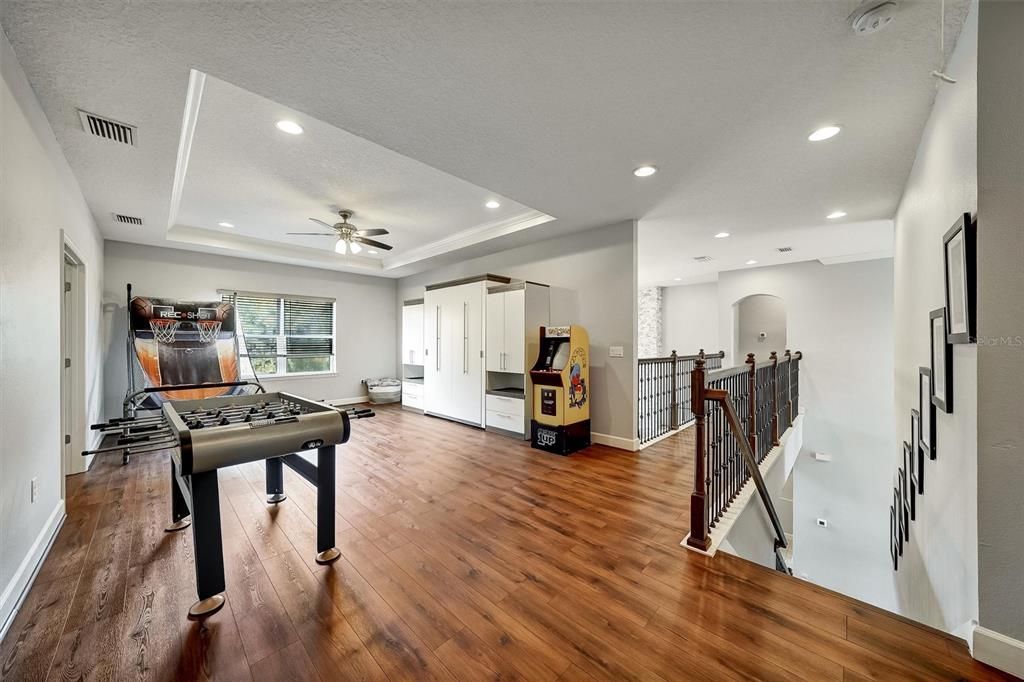 Activo con contrato: $869,900 (5 camas, 4 baños, 4181 Pies cuadrados)