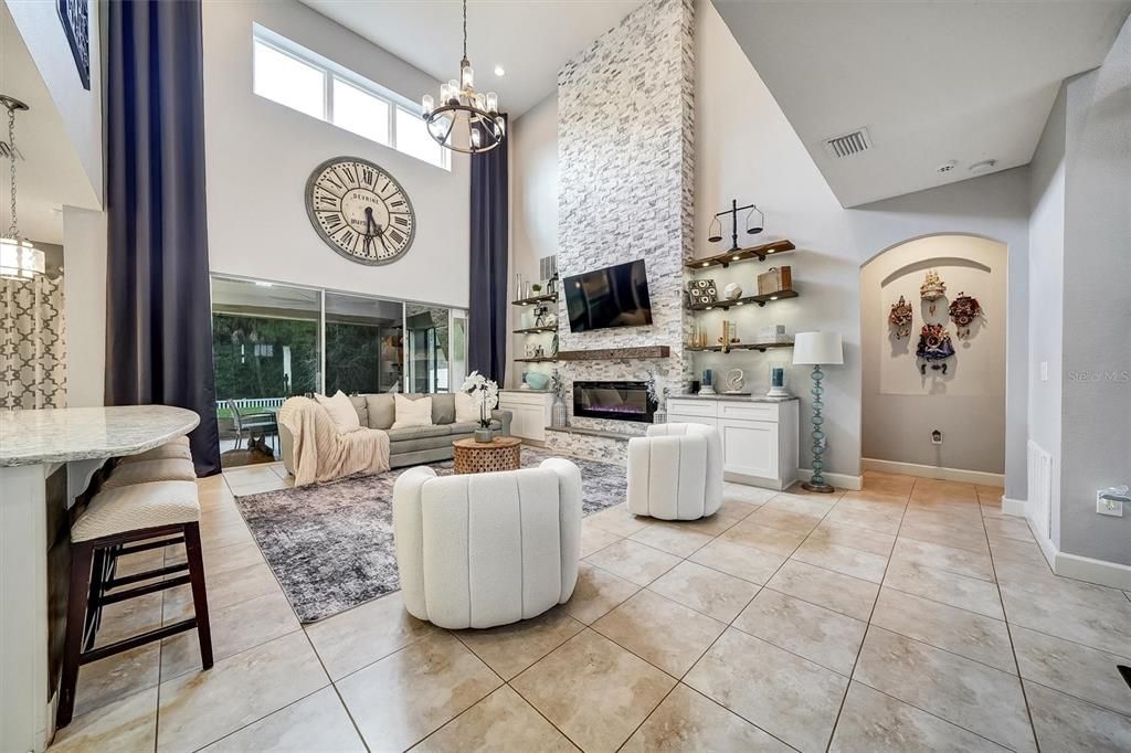 Activo con contrato: $869,900 (5 camas, 4 baños, 4181 Pies cuadrados)