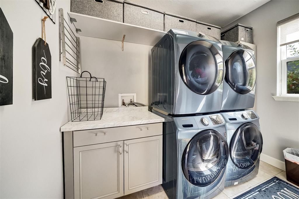 Activo con contrato: $869,900 (5 camas, 4 baños, 4181 Pies cuadrados)