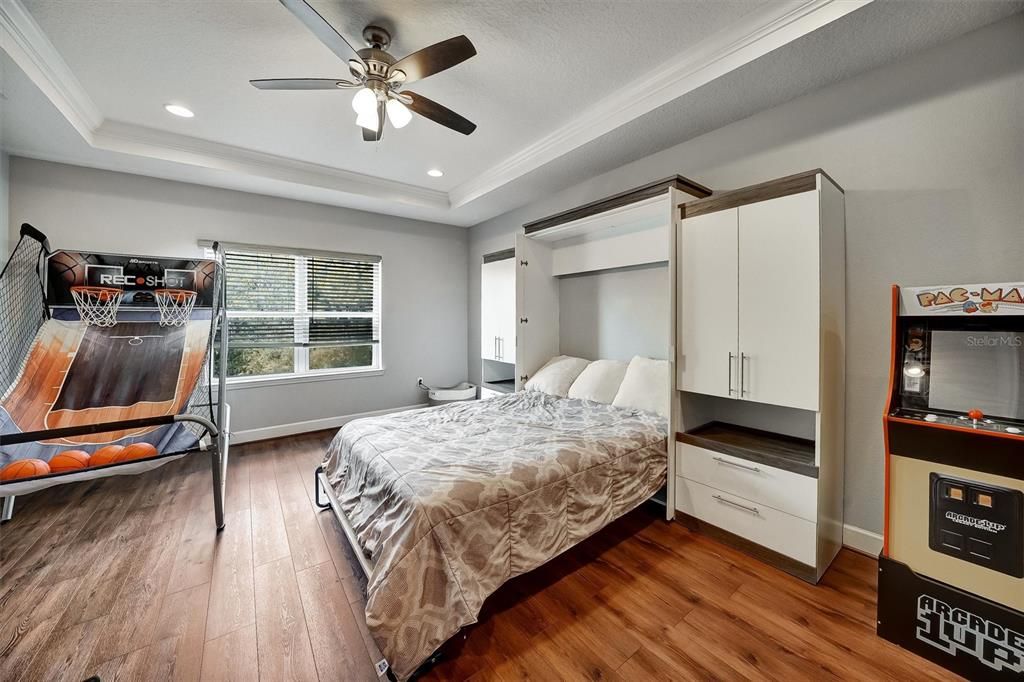 Activo con contrato: $869,900 (5 camas, 4 baños, 4181 Pies cuadrados)