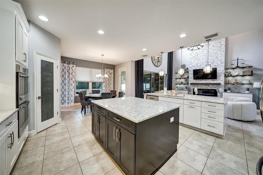 Activo con contrato: $869,900 (5 camas, 4 baños, 4181 Pies cuadrados)