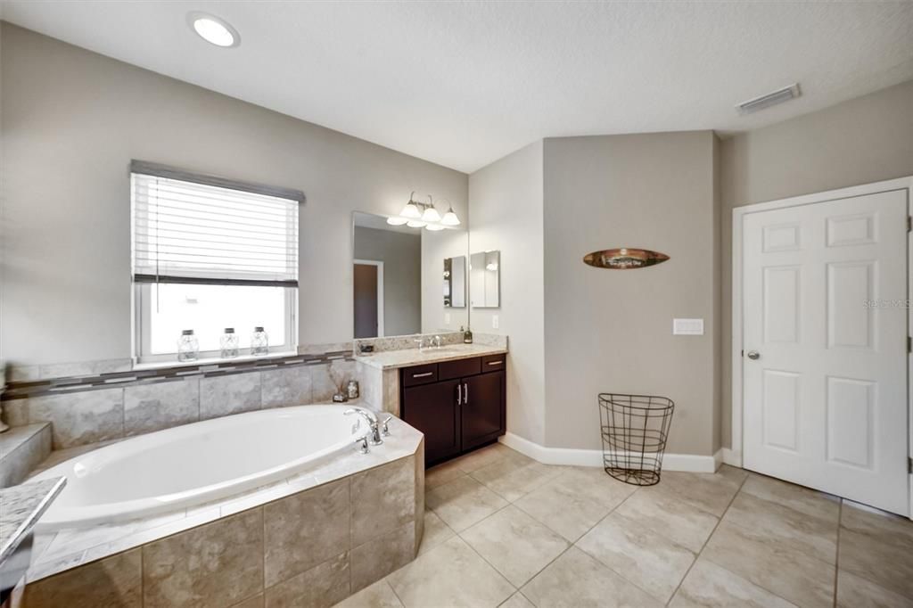 Activo con contrato: $869,900 (5 camas, 4 baños, 4181 Pies cuadrados)