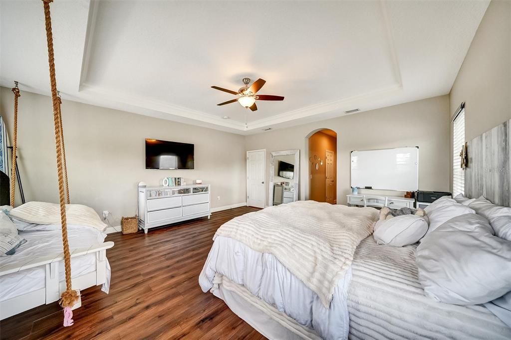 Activo con contrato: $869,900 (5 camas, 4 baños, 4181 Pies cuadrados)