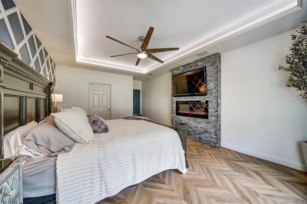 Activo con contrato: $869,900 (5 camas, 4 baños, 4181 Pies cuadrados)