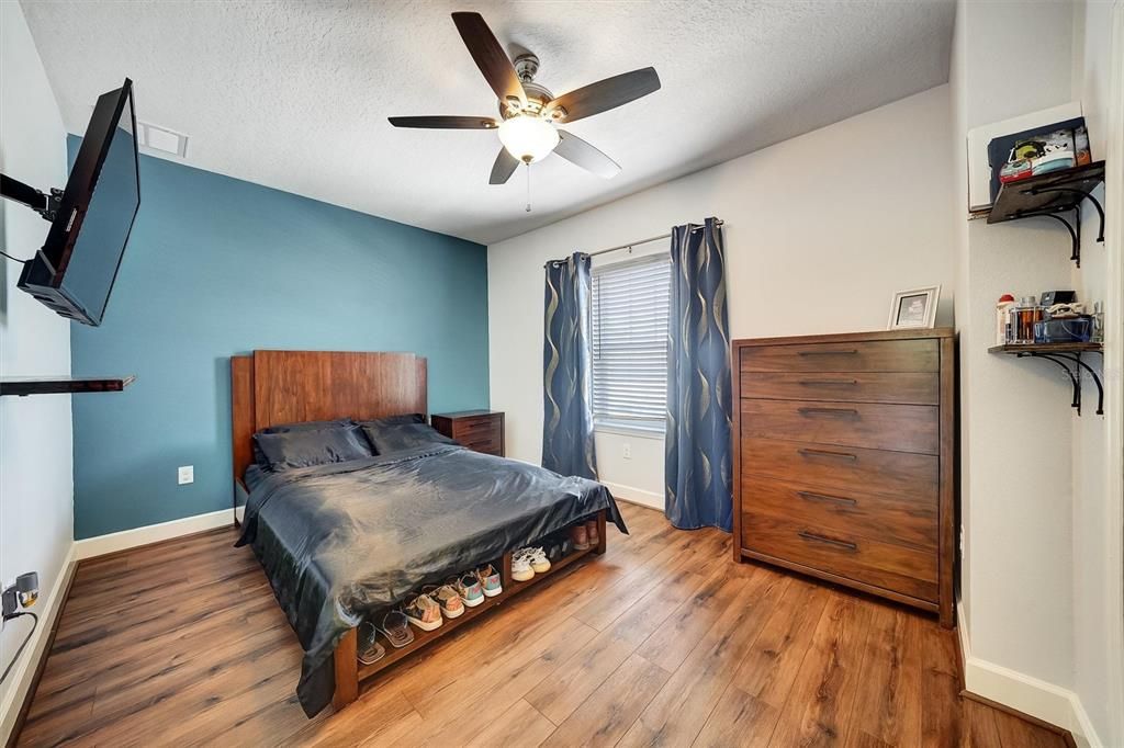 Activo con contrato: $869,900 (5 camas, 4 baños, 4181 Pies cuadrados)