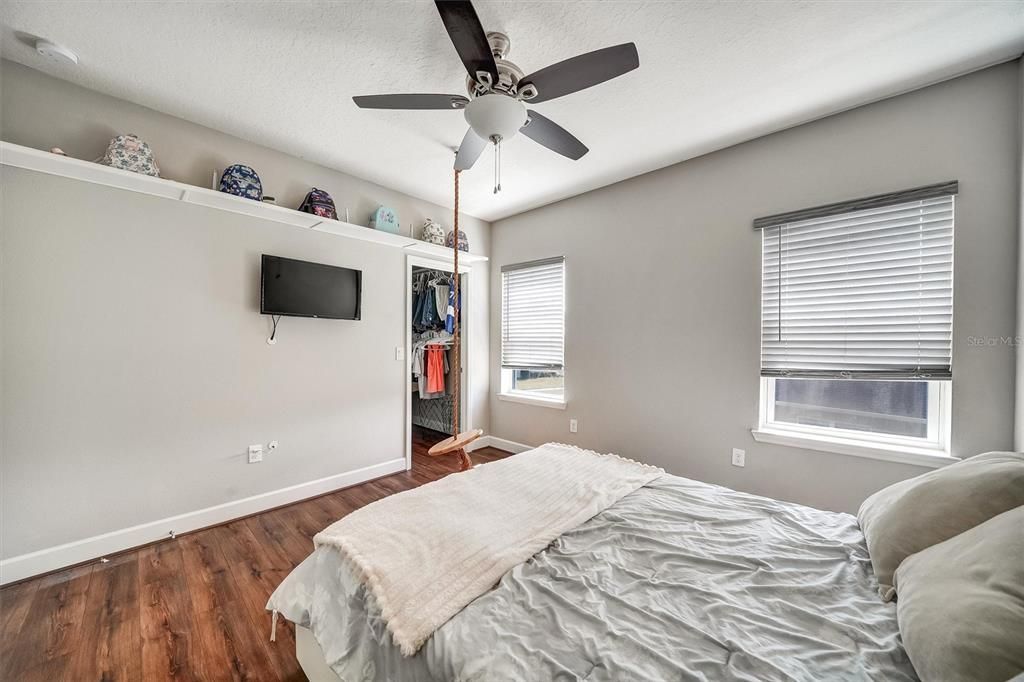 Activo con contrato: $869,900 (5 camas, 4 baños, 4181 Pies cuadrados)