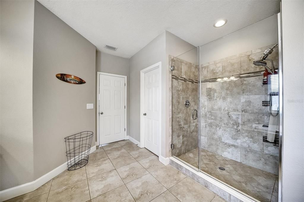 Activo con contrato: $869,900 (5 camas, 4 baños, 4181 Pies cuadrados)