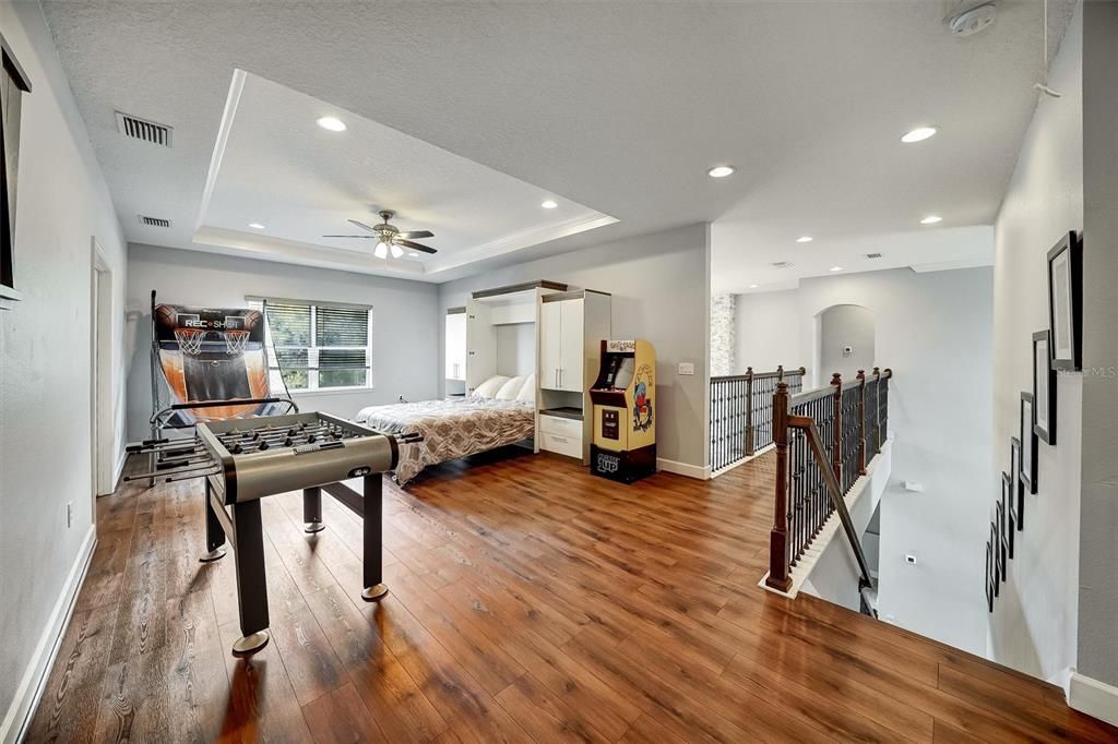 Activo con contrato: $869,900 (5 camas, 4 baños, 4181 Pies cuadrados)