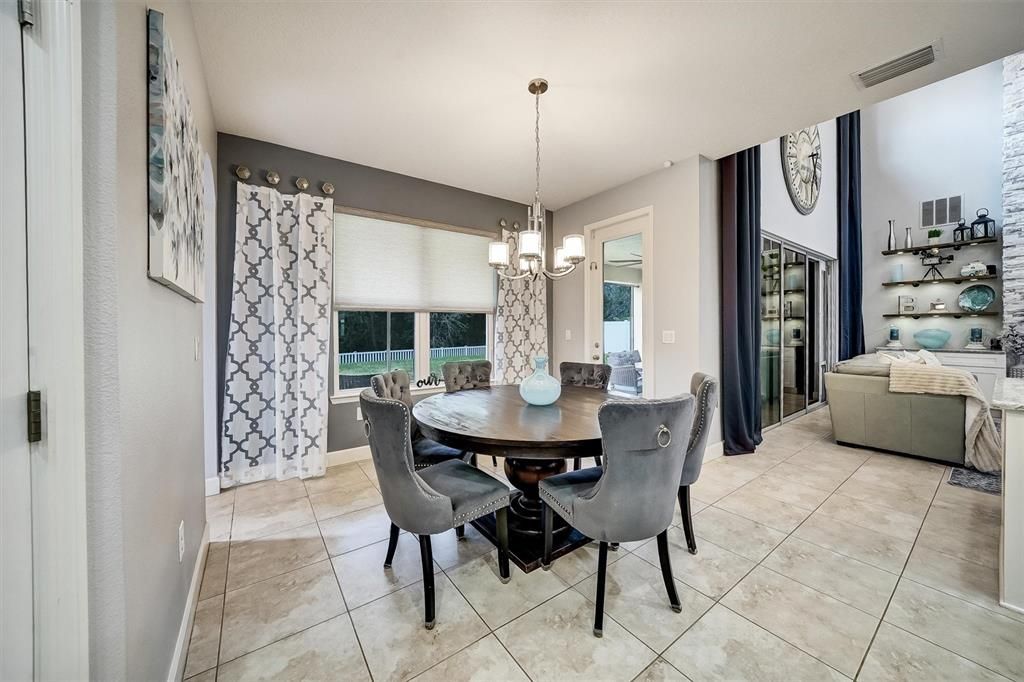Activo con contrato: $869,900 (5 camas, 4 baños, 4181 Pies cuadrados)