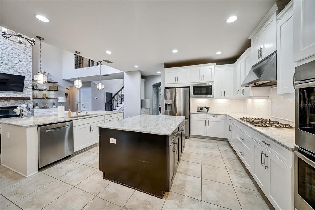 Activo con contrato: $869,900 (5 camas, 4 baños, 4181 Pies cuadrados)