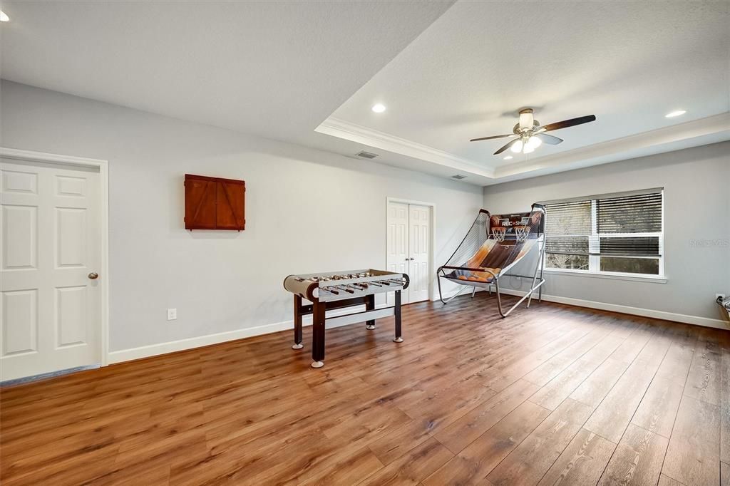 Activo con contrato: $869,900 (5 camas, 4 baños, 4181 Pies cuadrados)