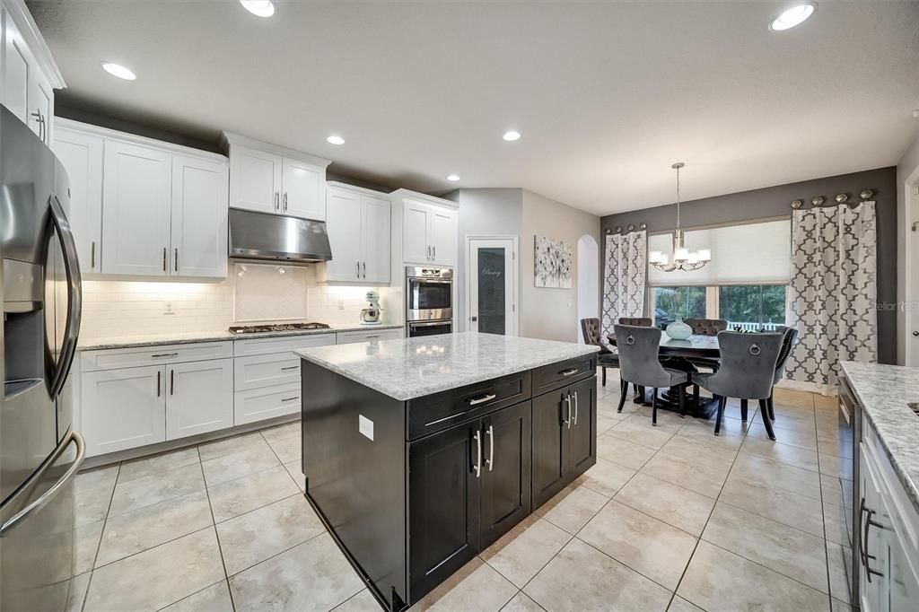 Activo con contrato: $869,900 (5 camas, 4 baños, 4181 Pies cuadrados)