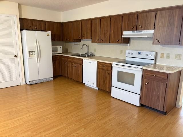 Active With Contract: $279,000 (2 beds, 2 baths, 1675 Square Feet)