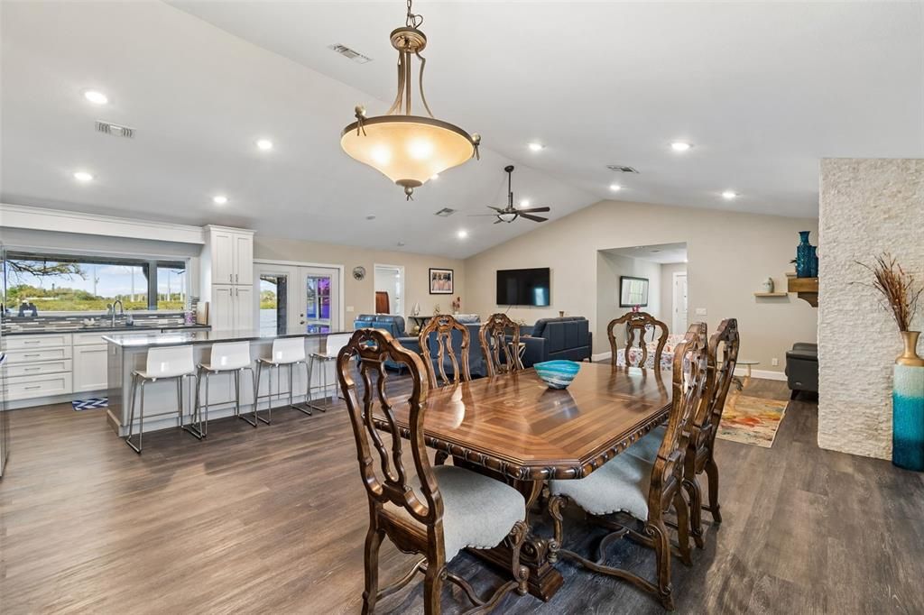 En Venta: $939,000 (4 camas, 3 baños, 3460 Pies cuadrados)
