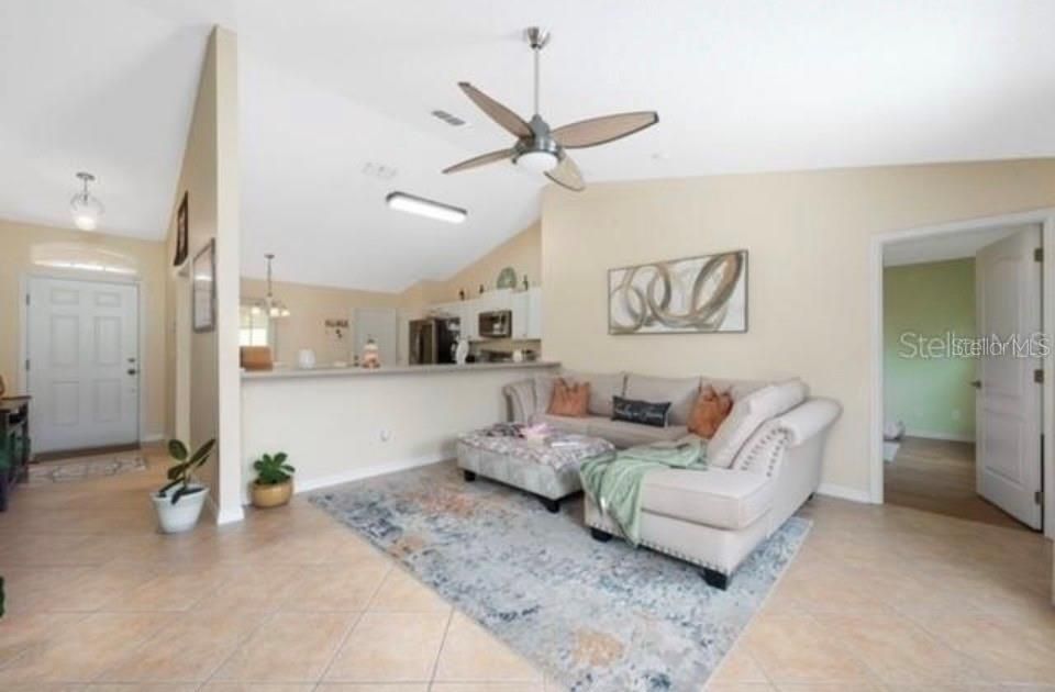 Activo con contrato: $220,000 (3 camas, 2 baños, 1349 Pies cuadrados)