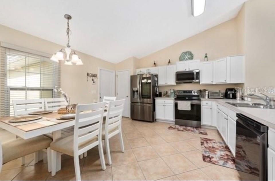 Activo con contrato: $220,000 (3 camas, 2 baños, 1349 Pies cuadrados)