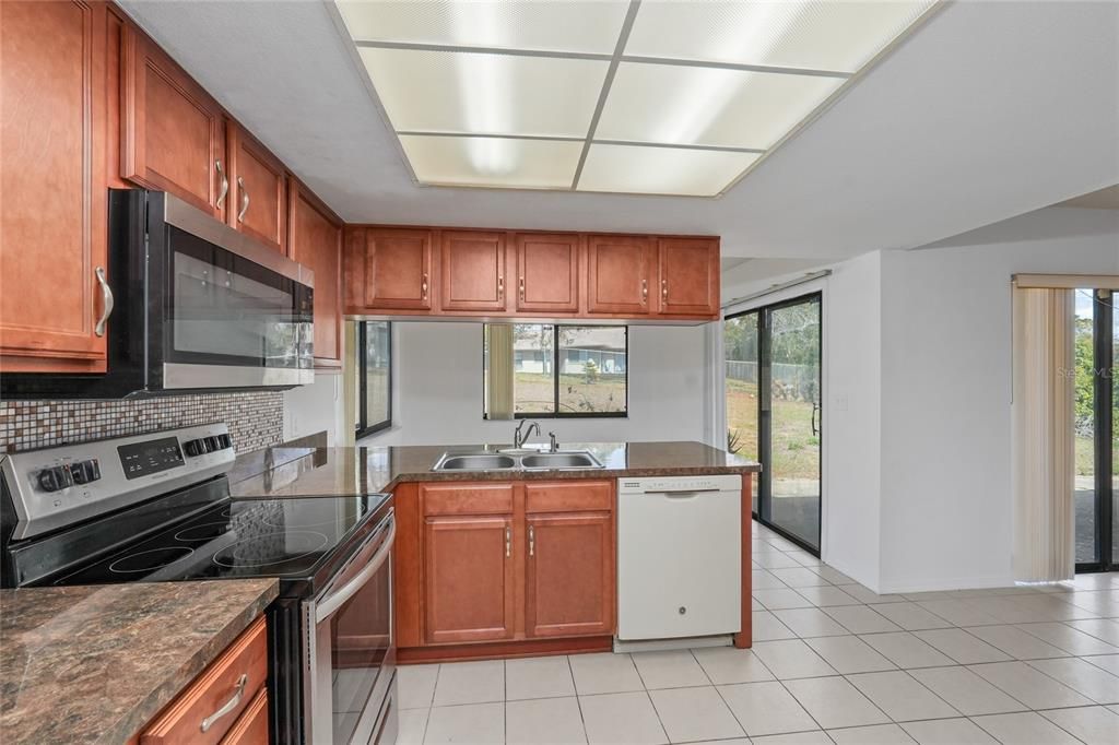 Active With Contract: $250,000 (2 beds, 2 baths, 1355 Square Feet)