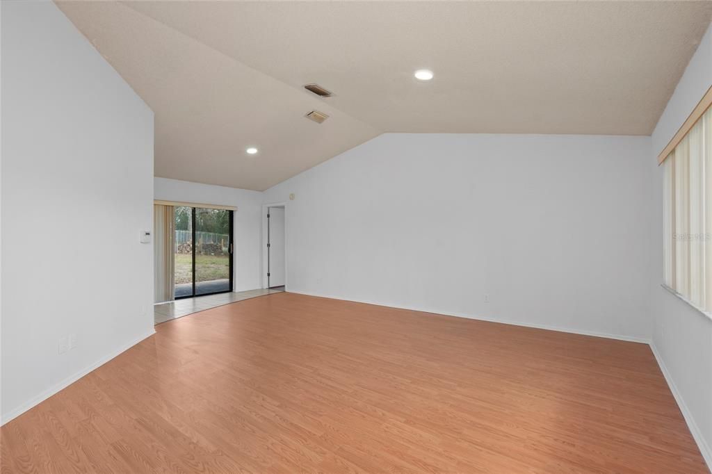 Active With Contract: $250,000 (2 beds, 2 baths, 1355 Square Feet)
