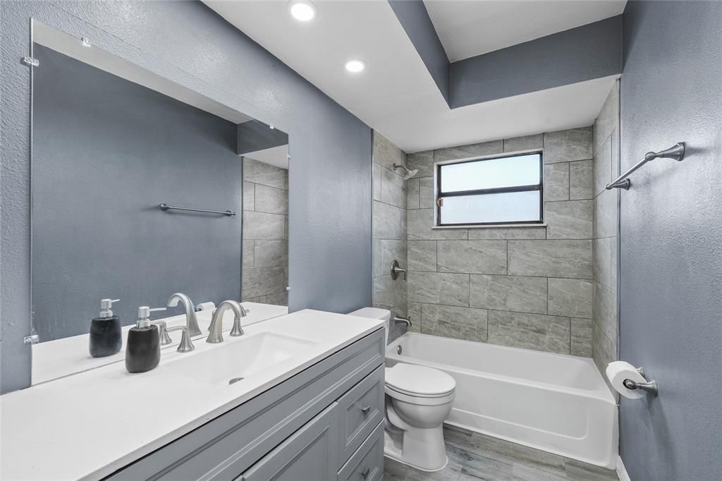 Active With Contract: $250,000 (2 beds, 2 baths, 1355 Square Feet)