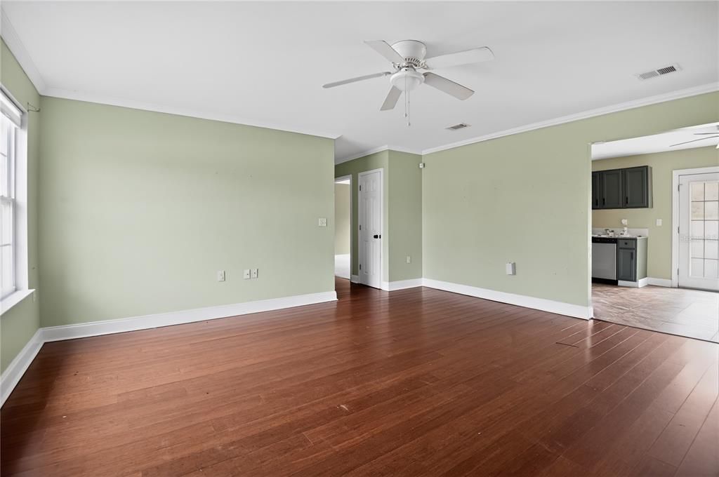 For Sale: $190,000 (3 beds, 2 baths, 1329 Square Feet)