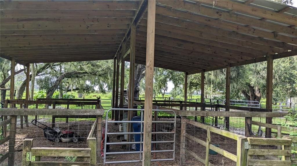 На продажу: $835,000 (20.15 acres)