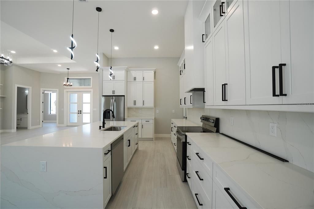 En Venta: $694,900 (3 camas, 2 baños, 2245 Pies cuadrados)