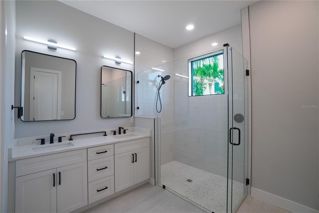 En Venta: $694,900 (3 camas, 2 baños, 2245 Pies cuadrados)