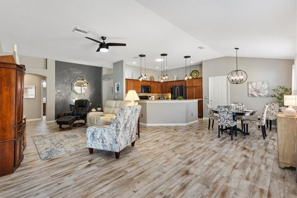 Active With Contract: $419,900 (3 beds, 2 baths, 1654 Square Feet)